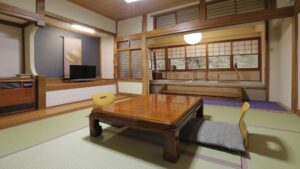 Tatamizimmer mit niedrigem Tisch und Sitzkissen auf dem Boden