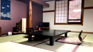 Tatamizimmer mit niedrigem Tisch und Bodenkissen