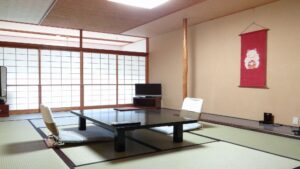 Tatami-Sitzbereich mit niedrigem Tisch und Stühlen