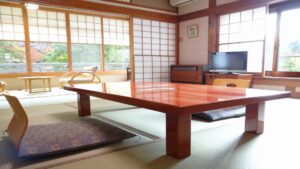 Tatami-Sitzbereich mit niedrigem Tisch und Fernseher