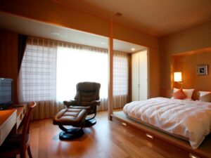 Chambre avec lit et fauteuil inclinable
