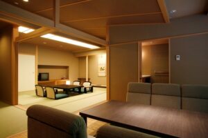 Chambre d'hôtes en tatami avec table basse et chaises