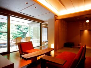 Chambre en tatami avec table basse et chaises près de la fenêtre