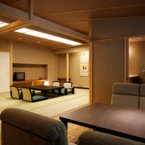 Chambre en tatami avec table basse et chaises de sol