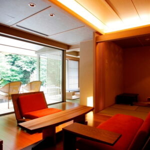 Chambre en tatami avec chaises rouges et places assises sur la terrasse extérieure