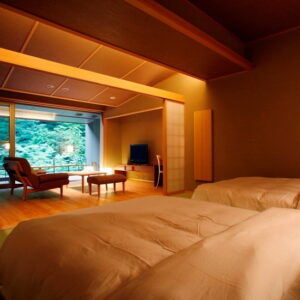 Lits jumeaux dans une chambre de style tatami avec banquette près de la fenêtre