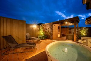Bagno privato all'aperto su una terrazza in legno di notte