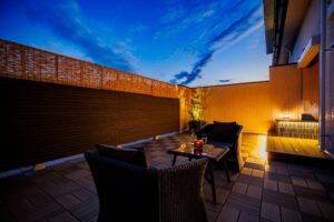 Terrazza esterna con sedie e tavolo al crepuscolo