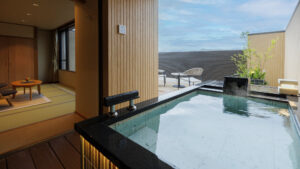 Bagno privato all’aperto collegato a una camera con tatami