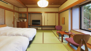 Camera in tatami con letti, tavolo basso e sedie