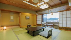 Camera tatami con tavolo basso e sedie vicino alla finestra