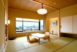 Camera in tatami con tavolo basso e sedie da pavimento