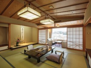 Camera in tatami con tavolo basso e sedie da pavimento