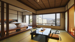 Camera con tatami, tavolo basso, sedie e letti