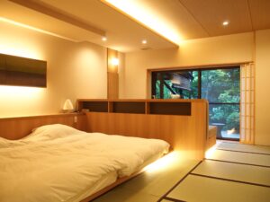 Lit bas à côté de l’espace tatami et de la fenêtre sur le jardin