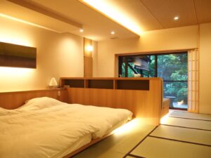 Lit bas à côté de l’espace tatami et de la fenêtre