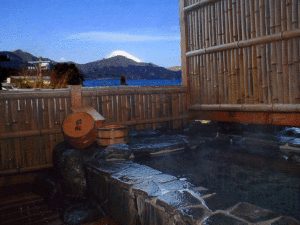 Bain en pierre en plein air avec vue sur les montagnes et le lac