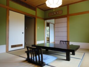 Chambre en tatami avec table basse et chaises de sol