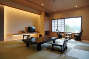 Chambre en tatami avec table basse et chaises près de la fenêtre