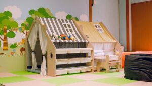 Kinderspielzelt und Spielzeug im Zimmer