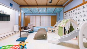 Kinderspielzimmer mit Zelt, Rutsche und Spielzeug