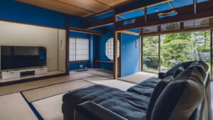 Sofa im Tatami-Zimmer mit Gartenblick