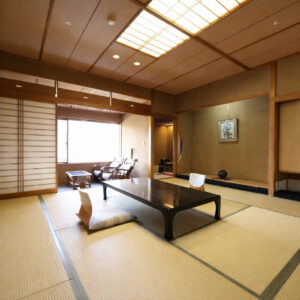 Tatamizimmer mit niedrigem Tisch und Stühlen am Fenster