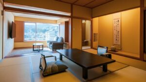 Tatamizimmer mit niedrigem Tisch, Sitzkissen und Stühlen