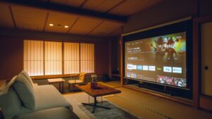 Tatamizimmer mit Sofa, niedrigem Tisch und großem Bildschirm