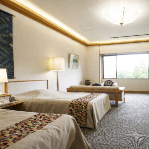 Zwei Einzelbetten in einem Ryokan-Gästezimmer