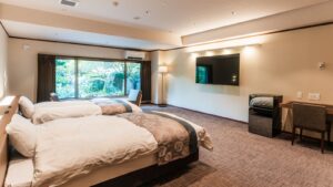 Zwei Einzelbetten in einem geräumigen Gästezimmer