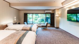 Zwillingsbetten in einem geräumigen Gästezimmer