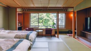 Zwei Einzelbetten in einem Tatami-Gästezimmer