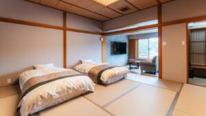 Zwei Betten in einem Tatami-Gästezimmer