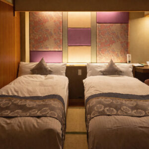 Zwei Einzelbetten in einem Ryokan-Gästezimmer