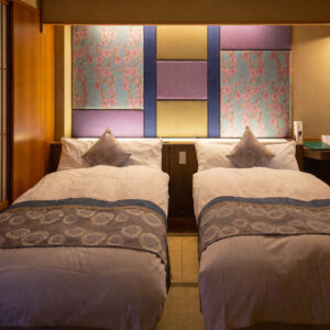 Zwei Einzelbetten in einem Ryokan-Gästezimmer