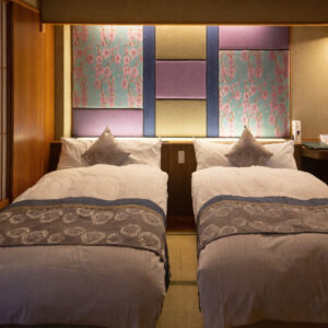 Zwei Einzelbetten in einem Ryokan-Gästezimmer