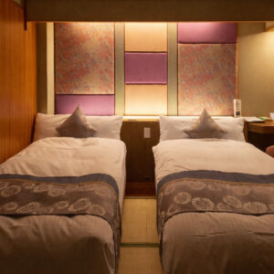 Zwei Einzelbetten in einem Tatami-Gästezimmer