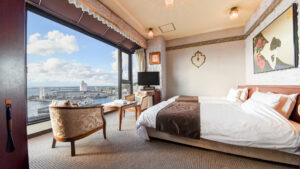 Chambre avec grand lit et vue par la fenêtre