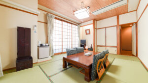Chambre d’hôtes en tatami avec table basse et chaises de sol