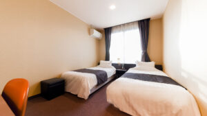 Deux lits simples dans une chambre sobre