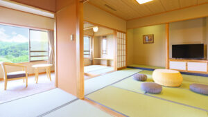 Camera in tatami con cuscini da pavimento e seduta accanto alla finestra