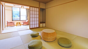 Camera in tatami con cuscini da pavimento e tavolo rotondo basso