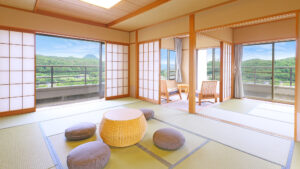 Camera in tatami con tavolo basso, cuscini da pavimento e finestre