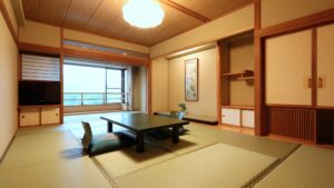 低いテーブルと座椅子のある畳の部屋