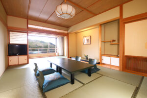 ローテーブルと座布団のある畳の部屋
