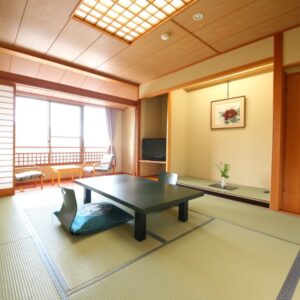 低いテーブルと座布団のある畳の部屋