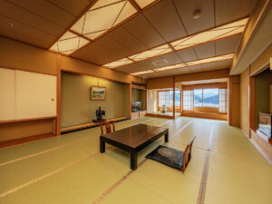 Großes Tatami-Zimmer mit niedrigem Tisch und Bodenstühlen