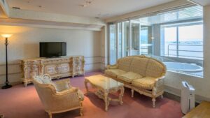 Sofa und Stühle am Fenster im Gästezimmer