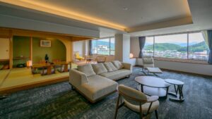 Geräumiges Gästezimmer mit Sofa, Stühlen und Tatamibereich